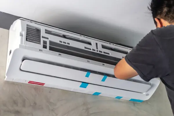 Installazione climatizzatore a parete in ambiente domestico con Tecnico Enersave certificato