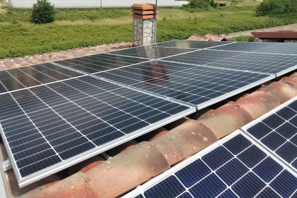 Acquista o installa pannelli fotovoltaici nel Lazio. Soluzioni per privati e aziende con consegna a domicilio o servizio completo.