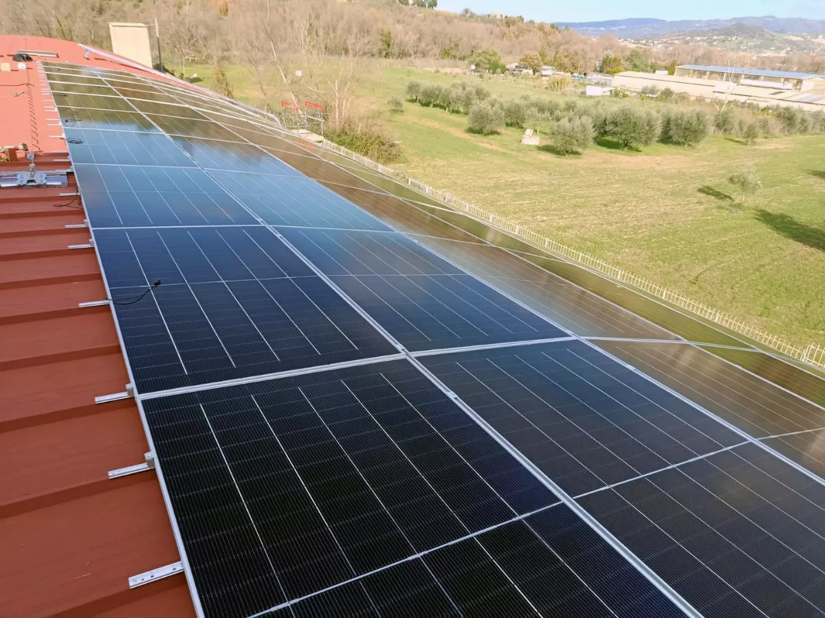 Vista dall'alto della distesa di pannelli solari da 100 kW per l'autoconsumo energetico di un'attività produttiva a Montalto Uffugo.