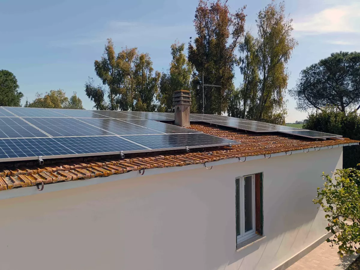 Pannelli fotovoltaici per l'efficientamento energetico di un'azienda agricola e scuderia di cavalli a Roma.