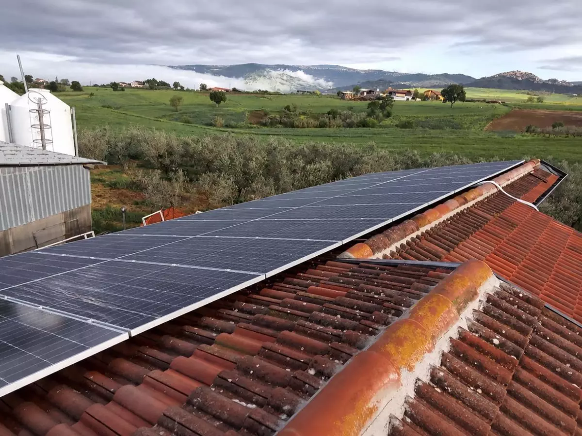 Moduli fotovoltaici aziendali da 12 kW installati su tetto a falda a San Giorgio La Molara da Enersave