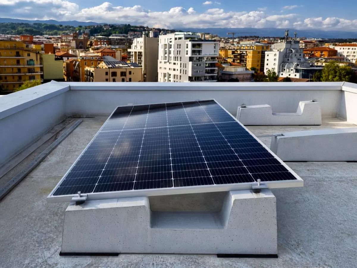 Singolo modulo fotovoltaico ad alta efficienza ancorato su supporto in cemento per tetti piani senza forature.