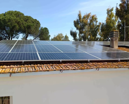 Impianto fotovoltaico da 20 kW installato sul tetto in tegole di una scuderia sportiva a Roma.