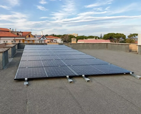 Installazione di un impianto fotovoltaico da 6 kW sul tetto piano di una palazzina residenziale a Policoro.