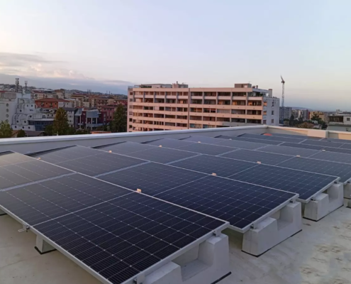 Installazione di un impianto fotovoltaico da 5 kW sul tetto piano di un condominio nel centro di Cosenza.