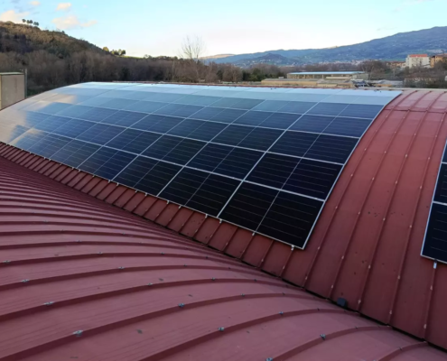 Grande impianto fotovoltaico industriale da 100 kW installato sulla copertura curva in lamiera di un'azienda a Montalto Uffugo.