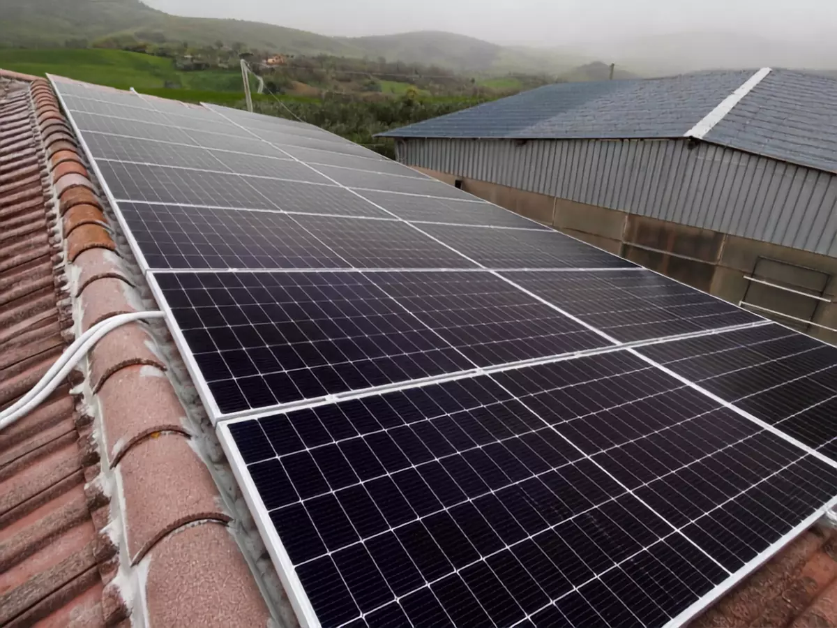 Panoramica delle due sezioni simmetriche da 6 kW ciascuna per l'efficientamento energetico aziendale