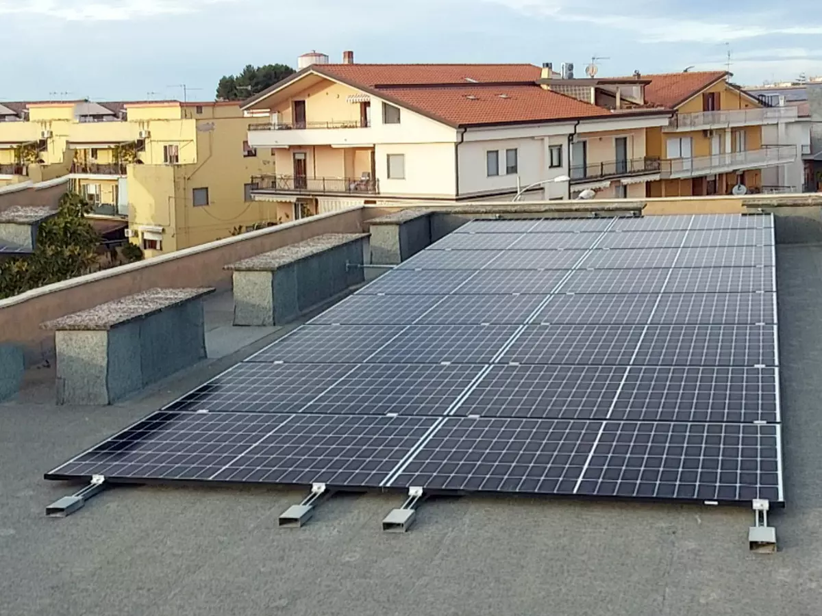 Dettaglio della disposizione e del cablaggio dei moduli fotovoltaici su struttura inclinata per un'unità abitativa a Policoro.