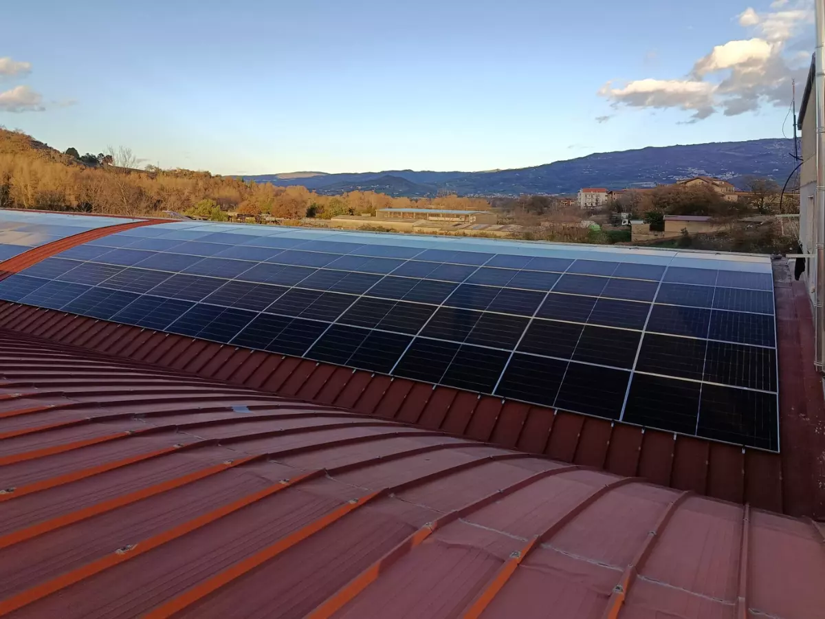 Moduli fotovoltaici ad alta efficienza montati sul tetto di un capannone commerciale nella provincia di Cosenza.