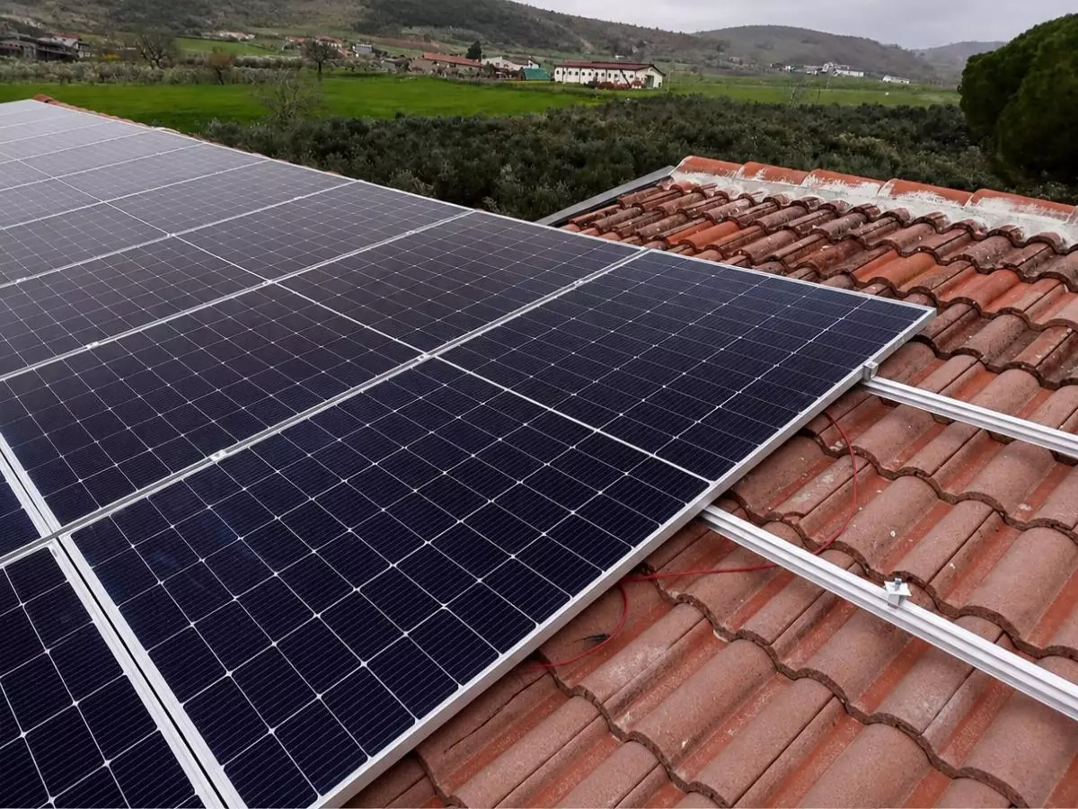 Struttura portante in alluminio e staffe di montaggio per impianto fotovoltaico su tetto in tegole