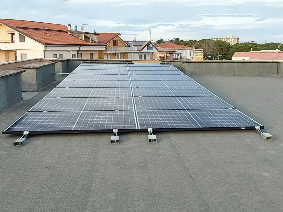 Vista frontale dell'impianto solare da 6 kW ancorato su profili metallici per tetti piani senza forature a Policoro, in provincia di Matera.