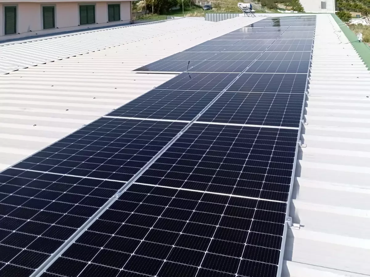Installazione di moduli solari aziendali lungo la falda del tetto di una struttura commerciale in provincia di Catanzaro.