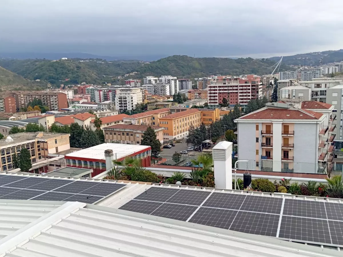 Impianto fotovoltaico da 8 kW installato sul tetto in lamiera di una palazzina a Cosenza città con vista panoramica