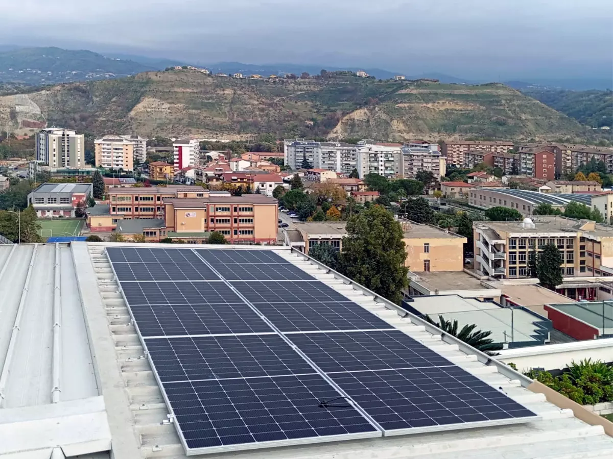 Pannelli solari di un impianto fotovoltaico residenziale da 8 kW installati sulla copertura di un condominio a Cosenza