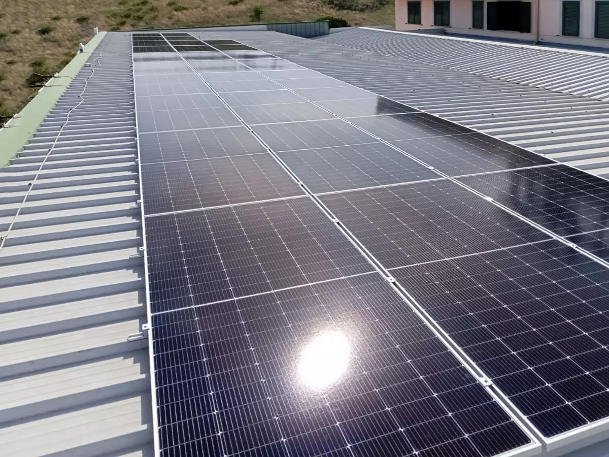 Riflesso del sole sui pannelli fotovoltaici ad alta efficienza posizionati sulla copertura grecata di uno stabilimento a Catanzaro.